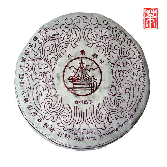 Fein fermentierter Old-Tree Shu-Pu-Erh (357 g) von jahrhundertealten Wildteebäumen in Banzhang, Menghai. Samtig-erdiges Aroma, süße Holznoten und perfekte Milde für sofortigen Genuss.