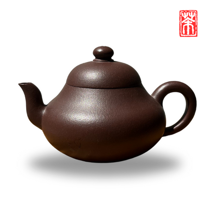 Erleben Sie traditionellen Teegenuss mit dieser exklusiven, handgefertigten Yixing Teekanne aus feinstem Zisha-Ton. Speziell konzipiert für Pu-Erh Tee, entfaltet sie das volle Aroma und veredelt jeden Aufguss.