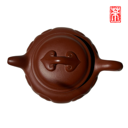 Ergänzen Sie Ihre Teekollektion mit dieser eleganten Yixing-Teekanne aus rötlichem Zisha-Ton. Die lebendige, helle Tonfarbe und das kunstvoll eingearbeitete Wolkenrelief machen sie zum Blickfang – perfekt, um die erdigen Aromen von Pu-Erh und dunklen Tees stilvoll zu genießen.