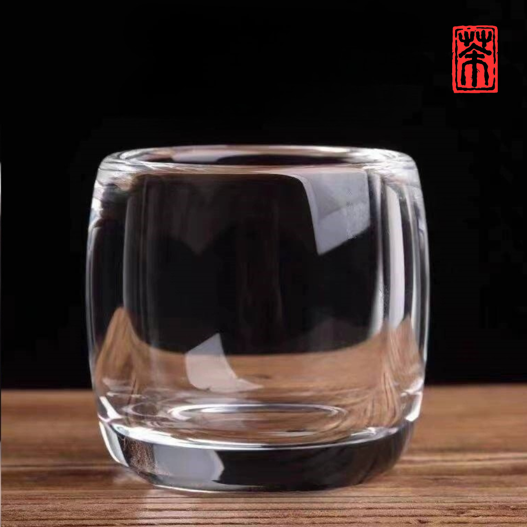 Tauchen Sie ein in die Welt feinster Tee-Kultur mit unserem exklusiven Raw Ore Crystal Teebecher. Gefertigt aus premium Kristallglas – dem sogenannten „Roherzkristall“ – überzeugt dieser Gastgeber-Becher durch außergewöhnliche Klarheit, edle Schlichtheit und perfekte Haptik.