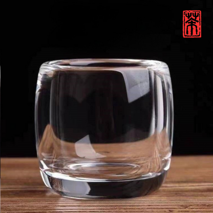 Tauchen Sie ein in die Welt feinster Tee-Kultur mit unserem exklusiven Raw Ore Crystal Teebecher. Gefertigt aus premium Kristallglas – dem sogenannten „Roherzkristall“ – überzeugt dieser Gastgeber-Becher durch außergewöhnliche Klarheit, edle Schlichtheit und perfekte Haptik.