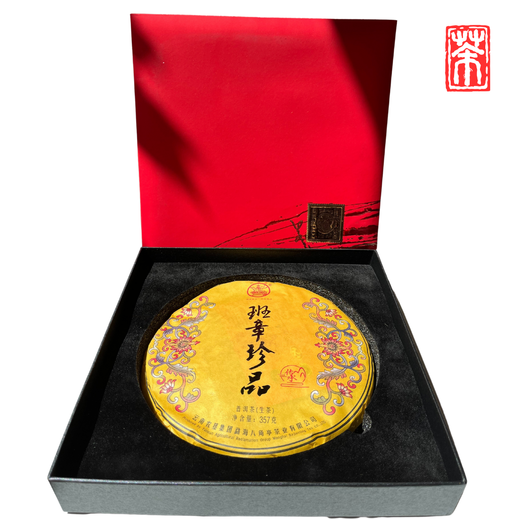 Handgepresster Old-Tree Sheng Pu-Erh Jahrgang 2019 (357 g) aus dem legendären Banzhang-Dorf in Yunnan. Erdige Tiefe, florale Nuancen und hohes Alterungspotenzial für Sammler und Genießer.
