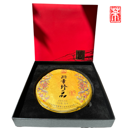 Handgepresster Old-Tree Sheng Pu-Erh Jahrgang 2019 (357 g) aus dem legendären Banzhang-Dorf in Yunnan. Erdige Tiefe, florale Nuancen und hohes Alterungspotenzial für Sammler und Genießer.