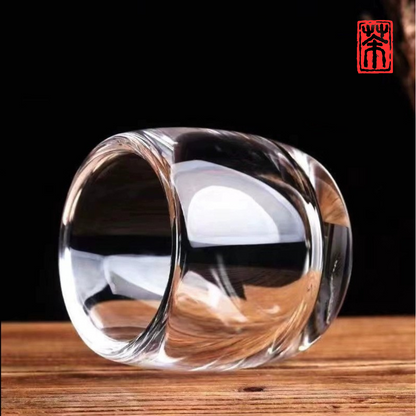 Tauchen Sie ein in die Welt feinster Tee-Kultur mit unserem exklusiven Raw Ore Crystal Teebecher. Gefertigt aus premium Kristallglas – dem sogenannten „Roherzkristall“ – überzeugt dieser Gastgeber-Becher durch außergewöhnliche Klarheit, edle Schlichtheit und perfekte Haptik.