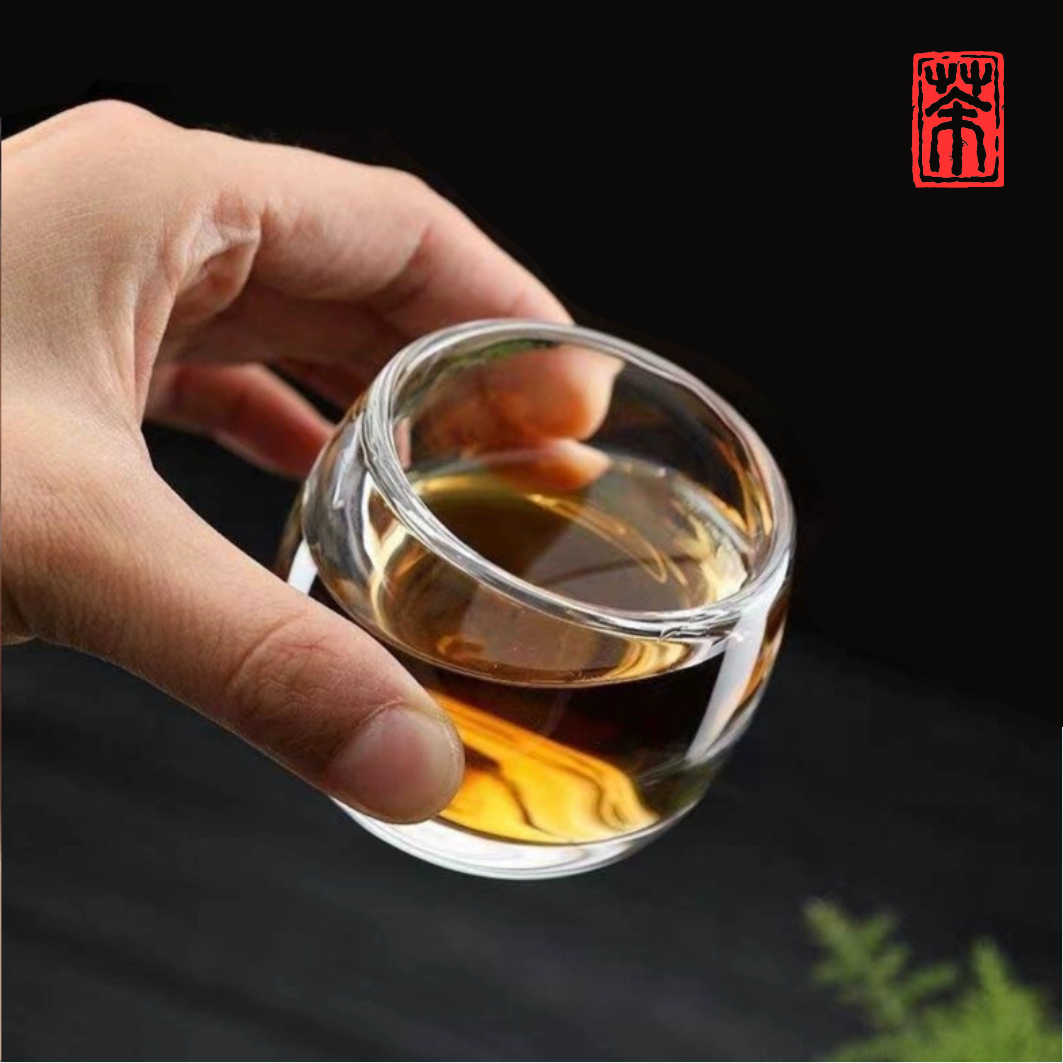 Tauchen Sie ein in die Welt feinster Tee-Kultur mit unserem exklusiven Raw Ore Crystal Teebecher. Gefertigt aus premium Kristallglas – dem sogenannten „Roherzkristall“ – überzeugt dieser Gastgeber-Becher durch außergewöhnliche Klarheit, edle Schlichtheit und perfekte Haptik.