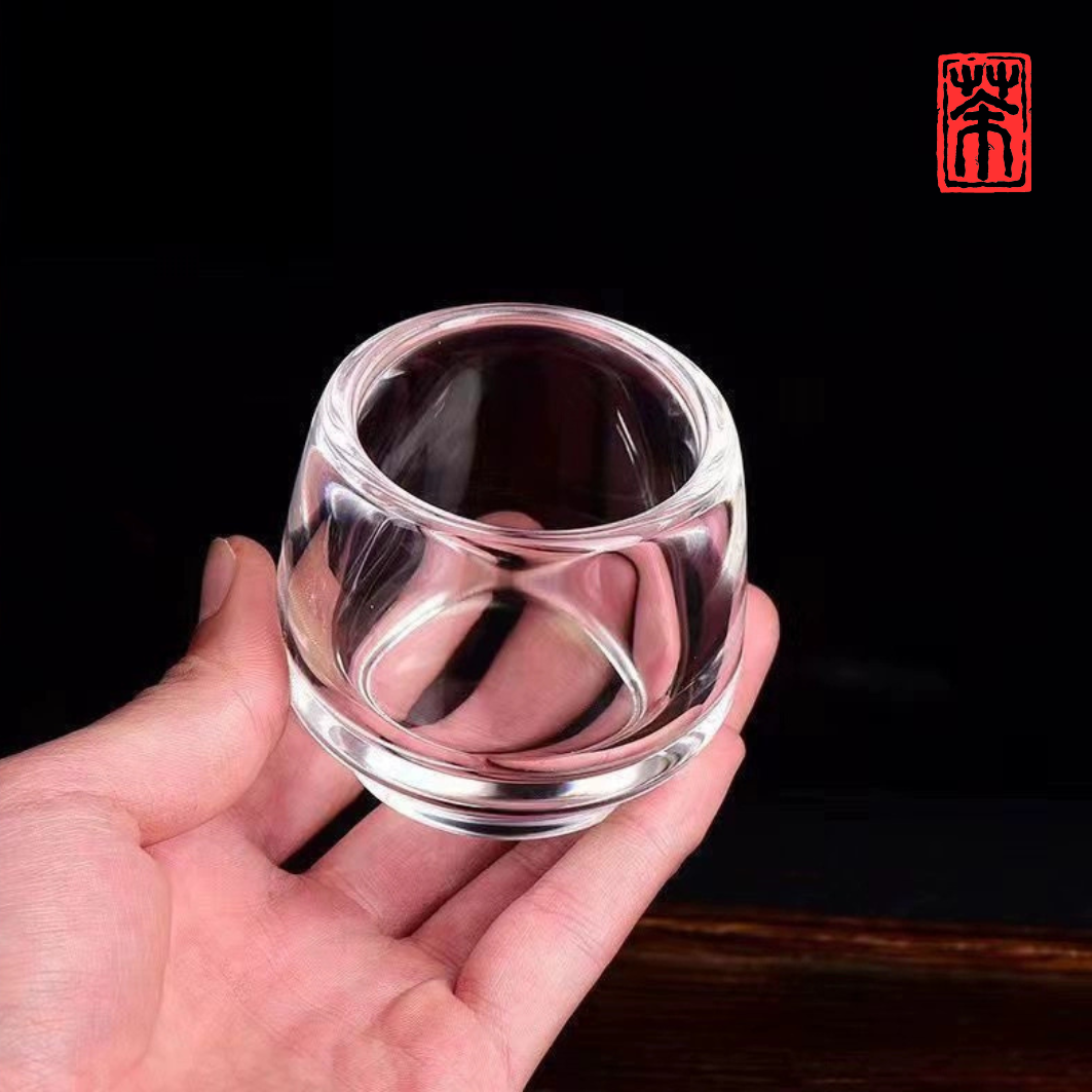 Tauchen Sie ein in die Welt feinster Tee-Kultur mit unserem exklusiven Raw Ore Crystal Teebecher. Gefertigt aus premium Kristallglas – dem sogenannten „Roherzkristall“ – überzeugt dieser Gastgeber-Becher durch außergewöhnliche Klarheit, edle Schlichtheit und perfekte Haptik.