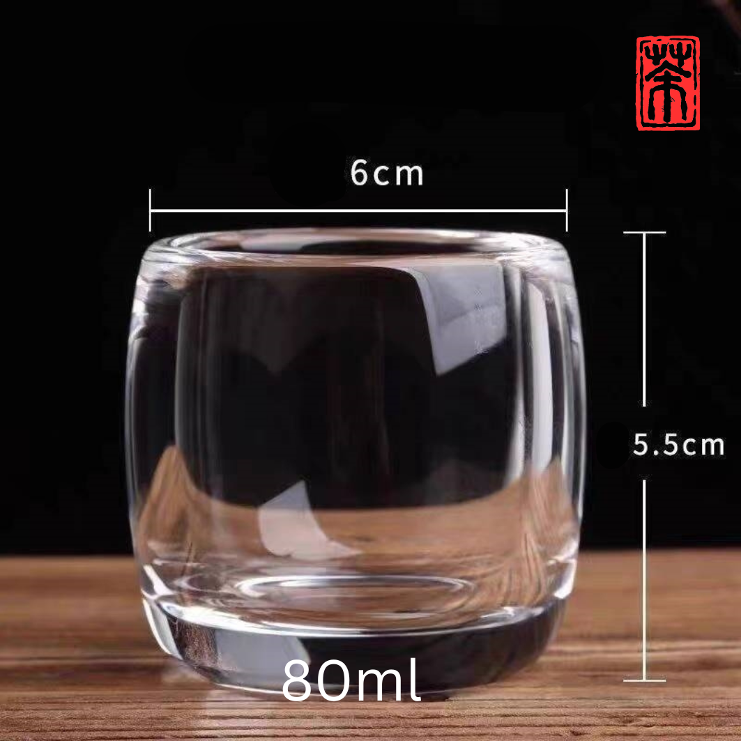 Tauchen Sie ein in die Welt feinster Tee-Kultur mit unserem exklusiven Raw Ore Crystal Teebecher. Gefertigt aus premium Kristallglas – dem sogenannten „Roherzkristall“ – überzeugt dieser Gastgeber-Becher durch außergewöhnliche Klarheit, edle Schlichtheit und perfekte Haptik.