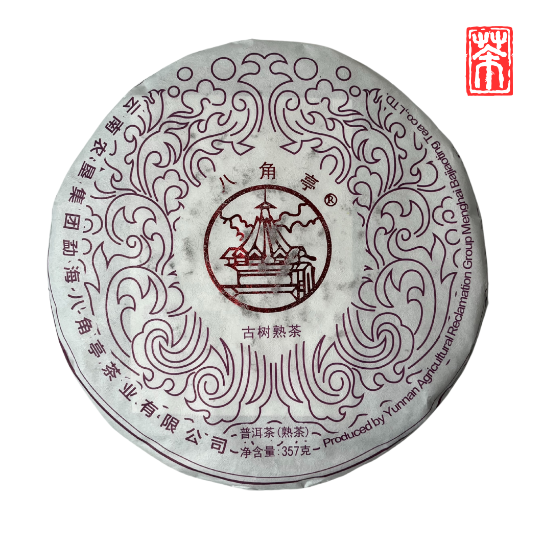 Fein fermentierter Old-Tree Shu-Pu-Erh (357 g) von jahrhundertealten Wildteebäumen in Banzhang, Menghai. Samtig-erdiges Aroma, süße Holznoten und perfekte Milde für sofortigen Genuss.