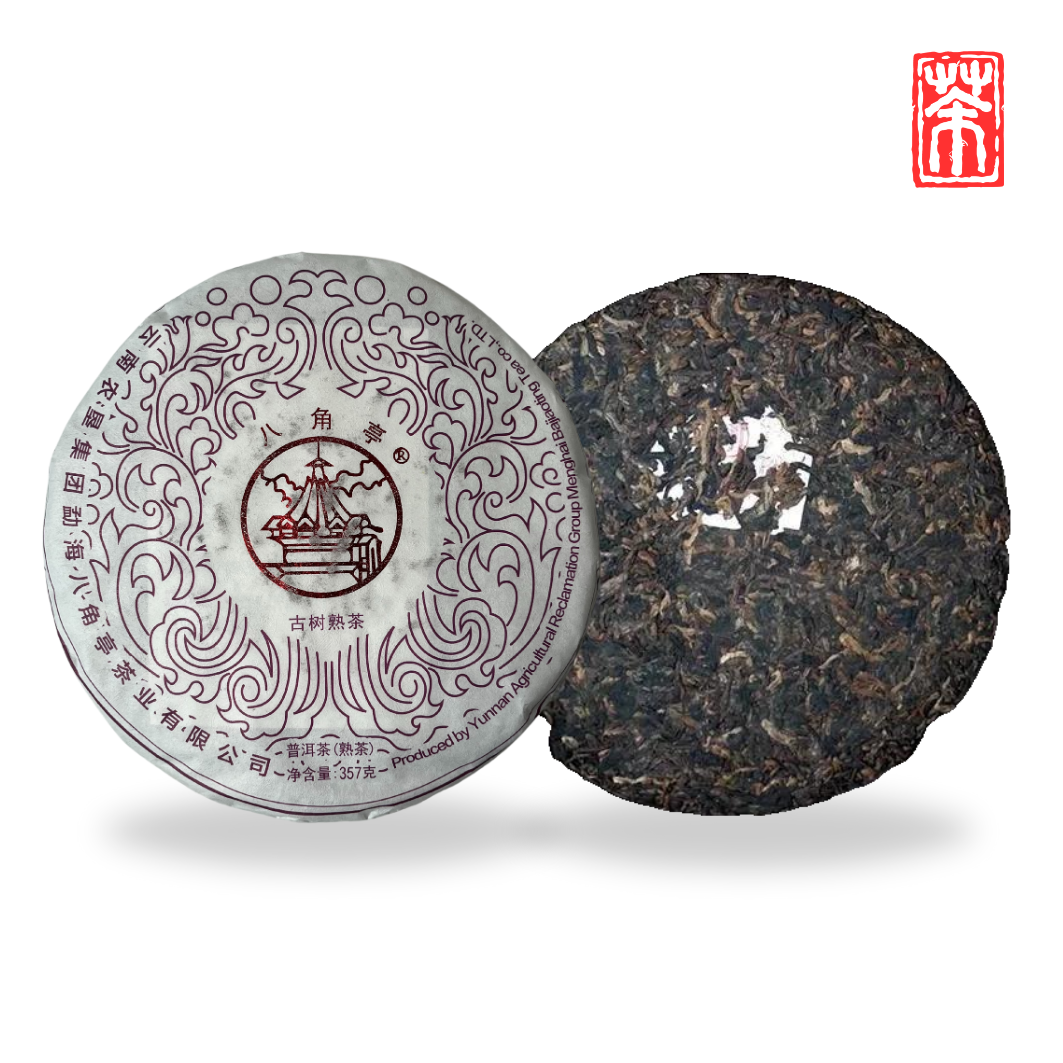 Fein fermentierter Old-Tree Shu-Pu-Erh (357 g) von jahrhundertealten Wildteebäumen in Banzhang, Menghai. Samtig-erdiges Aroma, süße Holznoten und perfekte Milde für sofortigen Genuss.