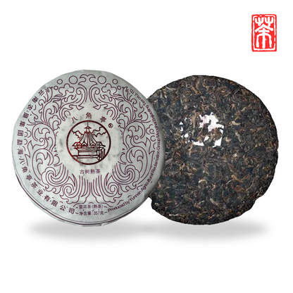 Fein fermentierter Old-Tree Shu-Pu-Erh (357 g) von jahrhundertealten Wildteebäumen in Banzhang, Menghai. Samtig-erdiges Aroma, süße Holznoten und perfekte Milde für sofortigen Genuss.