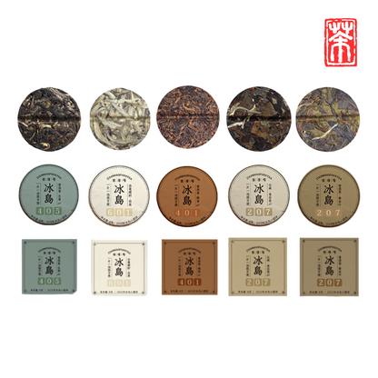 Fünf handgepresste Mini-Teekuchen – je ausreichend für ca. 2 Aufgüsse – versammeln Roh-Pu Erh, gereiften Pu Erh, Baihao Yinzhen, Weißer Baumtee und Golden Leaves. Intensiv süß, blumig-fruchtig und erdig – perfekt portioniert für Ihre exklusive Tee-Verkostung.
